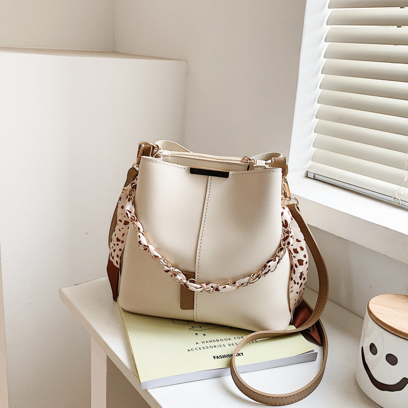 Sac à main avec chaîne dorée