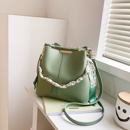 Sac à main avec chaîne dorée