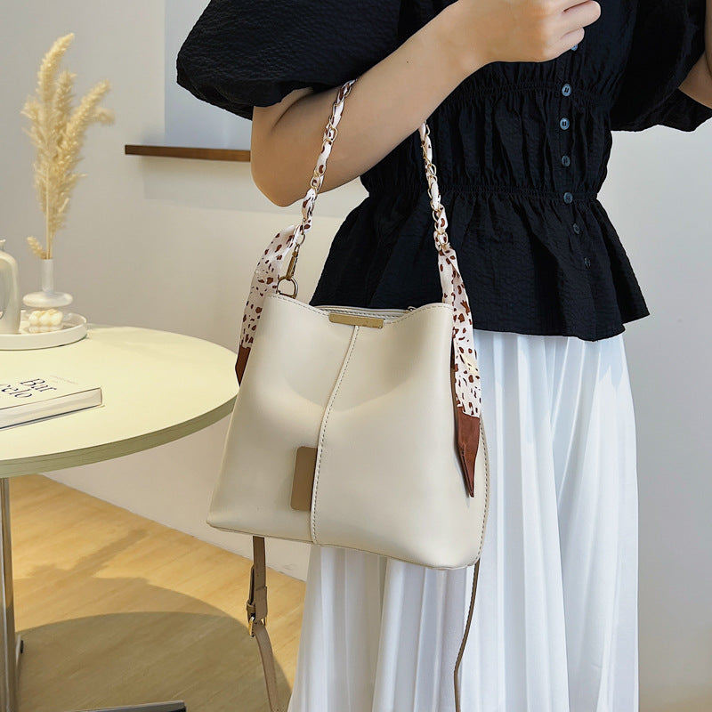 Sac à main avec chaîne dorée