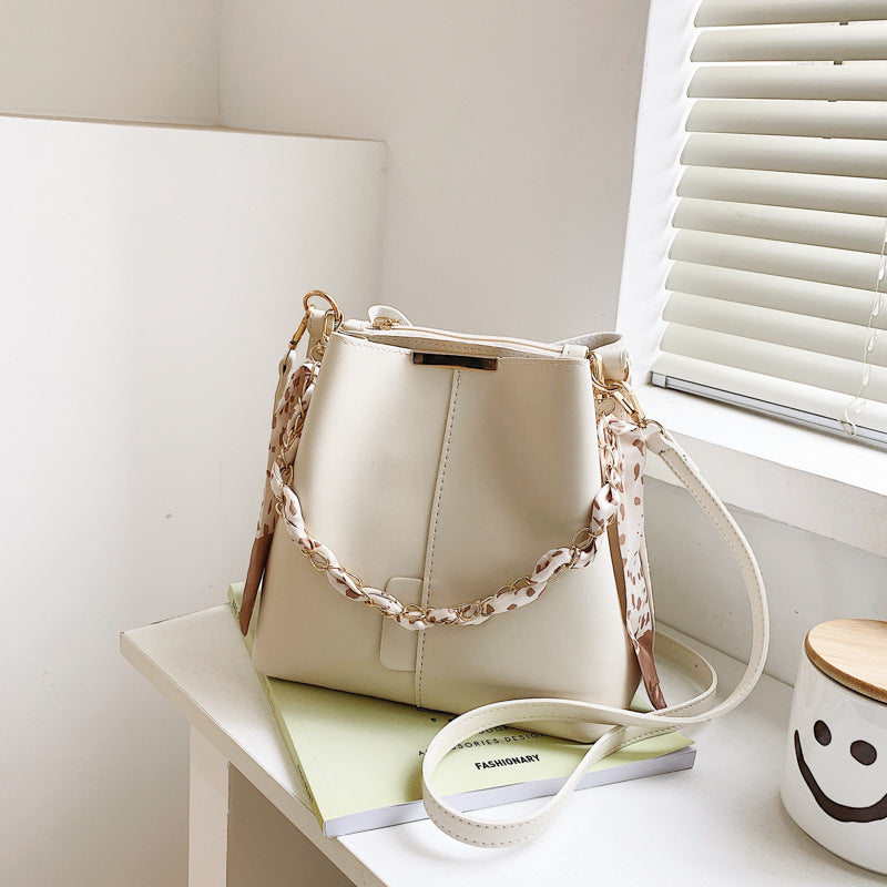 Sac à main avec chaîne dorée