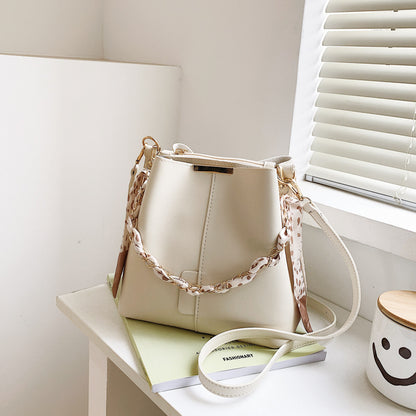 Sac à main avec chaîne dorée