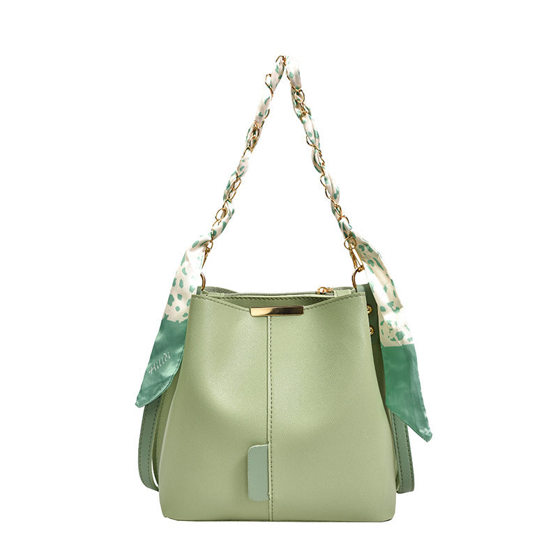 Sac à main avec chaîne dorée