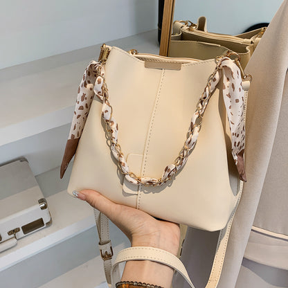 Sac à main avec chaîne dorée